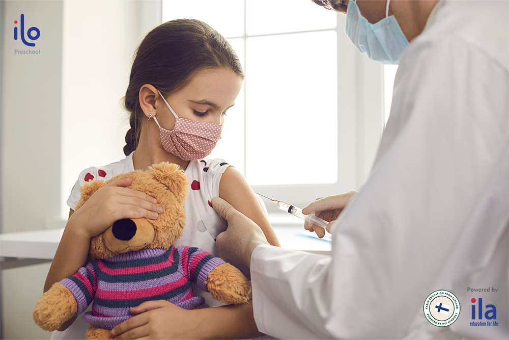 Tiêm vaccine đầy đủ cho trẻ theo hướng dẫn từ cơ quan chức năng. 