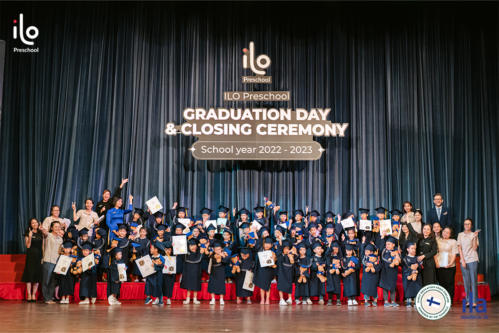 Học sinh và giáo viên ILO hạnh phúc trong lễ tốt nghiệp