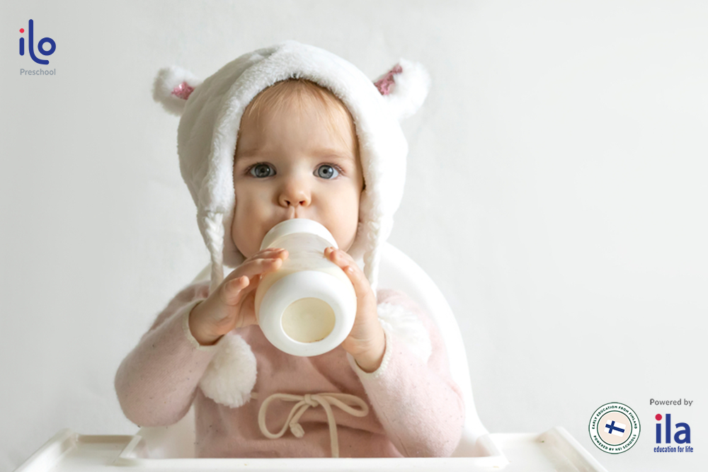 Sữa là nguồn thực phẩm quan trọng cho trẻ 2 tuổi. 
