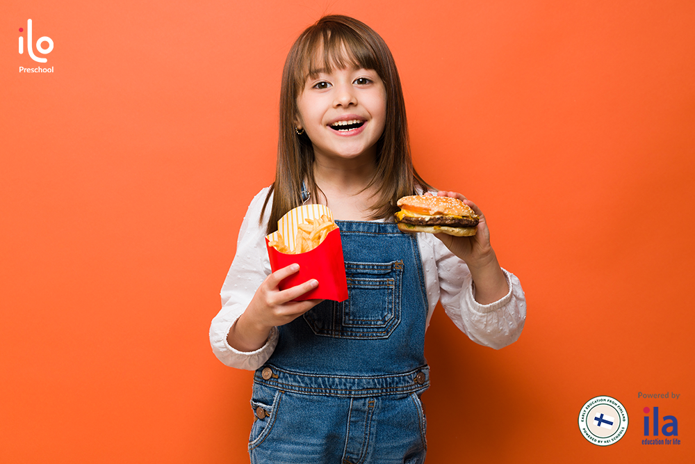 Hạn chế cho trẻ 2 tuổi ăn đồ ăn nhanh. 