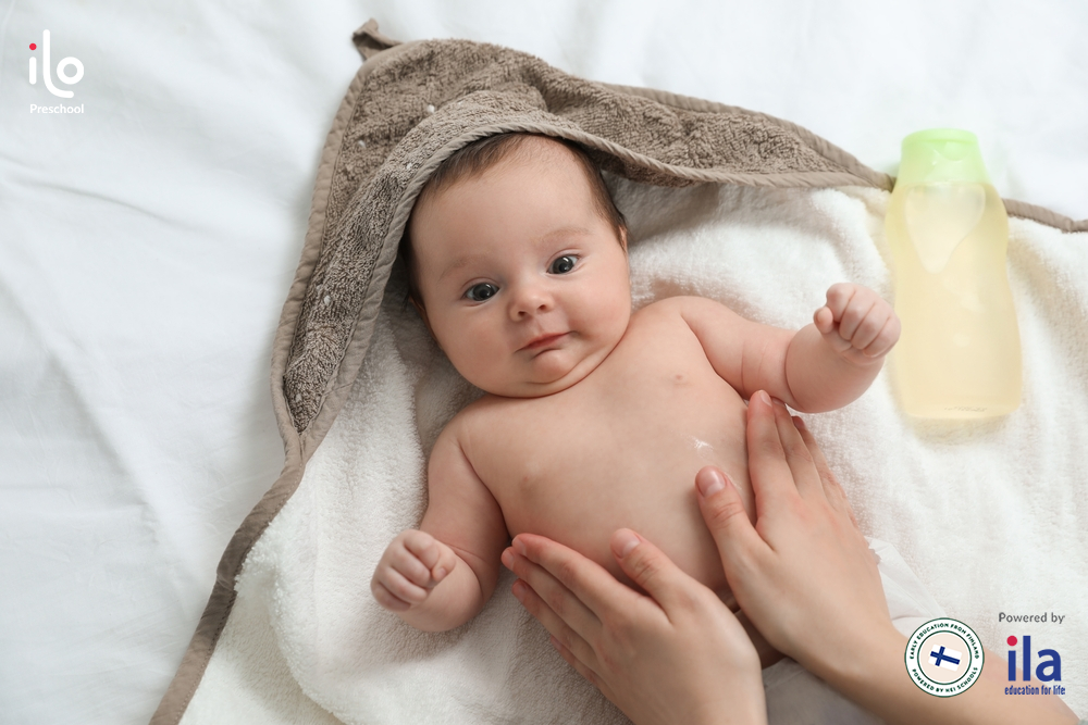 Với trẻ bị táo bón, ba mẹ nên massage nhẹ nhàng sau khi tắm. 