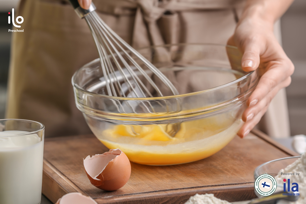 Kỹ thuật quan trọng nhất là đánh trứng tan và ko để bọt khí.