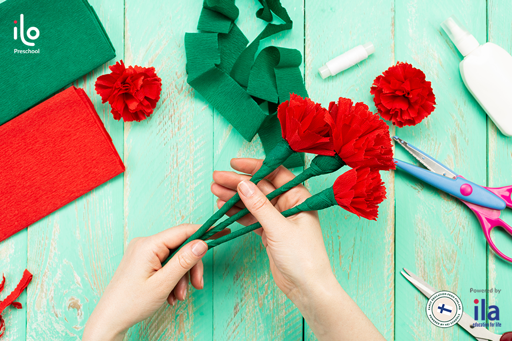 Hoa cẩm chướng bằng giấy nhún giống thật.