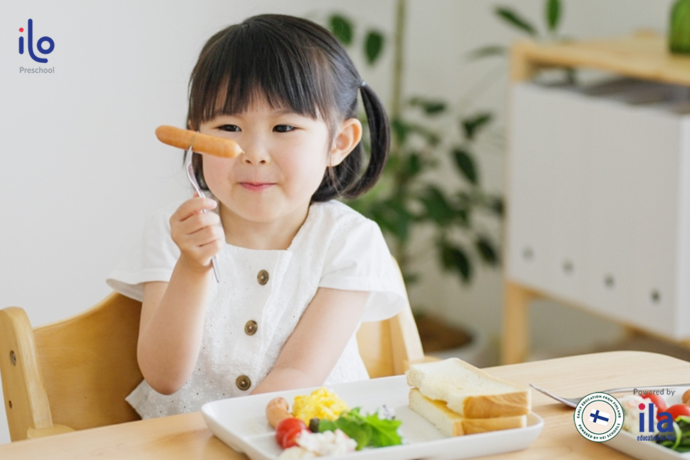 Không nên cho trẻ ăn nhiều thực phẩm chế biến sẵn. 
