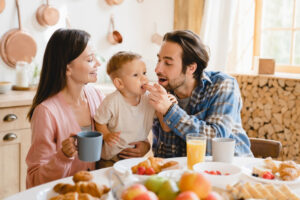 Cho bé ăn no là cách cai sữa đêm cho trẻ 2 tuổi.