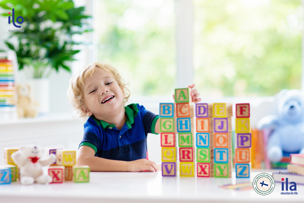 Học bảng chữ cái thông qua bộ trò chơi Alphabet toy