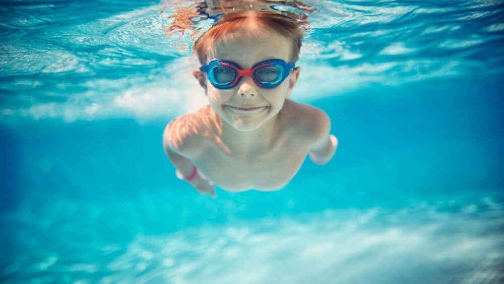 Dạy kỹ năng sống cho trẻ 4 tuổi: Bơi lội