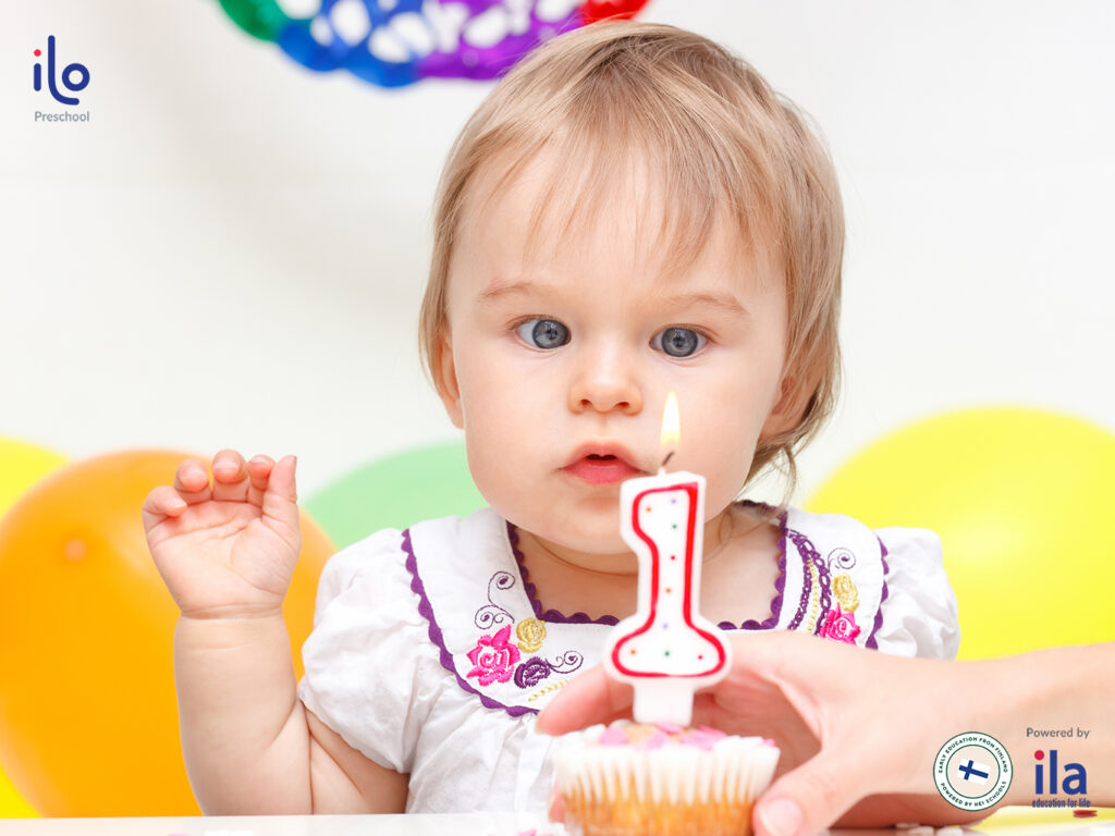 Hướng dẫn tổ chức lễ thôi nôi cho bé gái: Cách tính ngày, mâm lễ và bài văn khấn