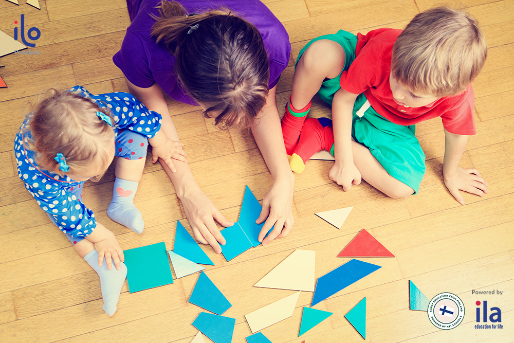 Trò chơi Tangram giúp trẻ làm quen với hình học 2D và 3D, phát triển tư duy trừu tượng.