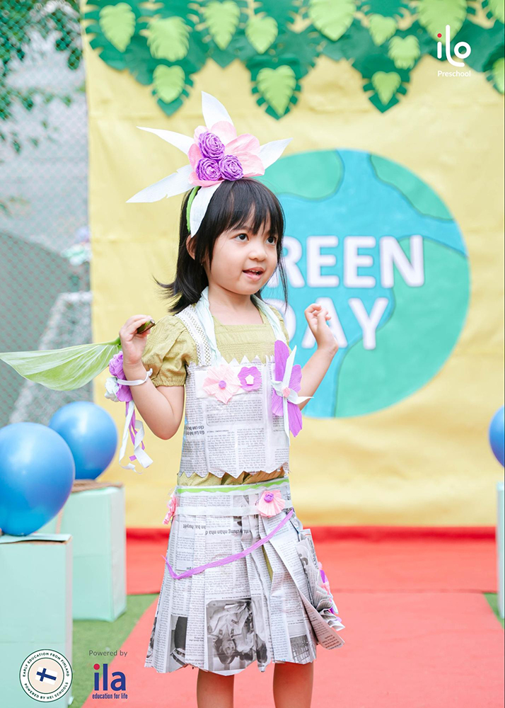 Thiết kế váy từ giấy báo cho bé