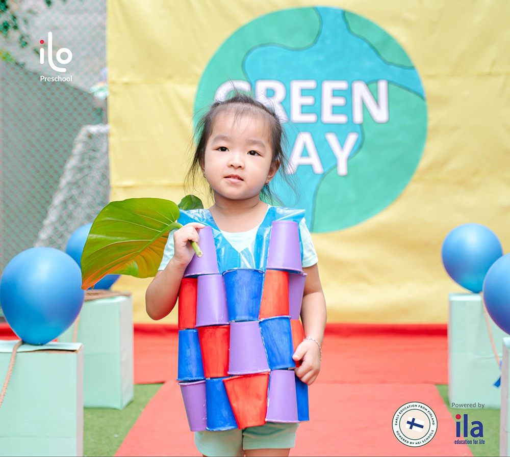 Trang phục độc đáo từ ly giấy