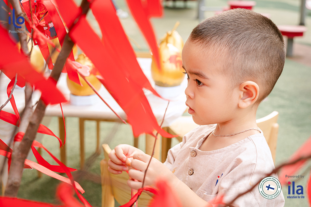 bé trang trí cây tết 