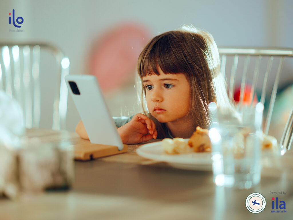 Trẻ nghiện điện thoại: Hướng dẫn từng bước giúp con thoát lệ thuộc