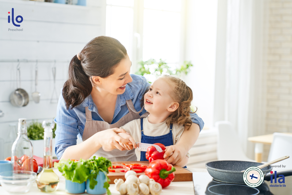 Rau củ quả là thực phẩm quan trọng trong chế độ dinh dưỡng cho bé 2 tuổi. 