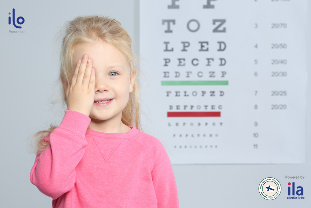 Trẻ 2 tuổi bị nháy mắt liên tục có thể thị lực gặp vấn đề.