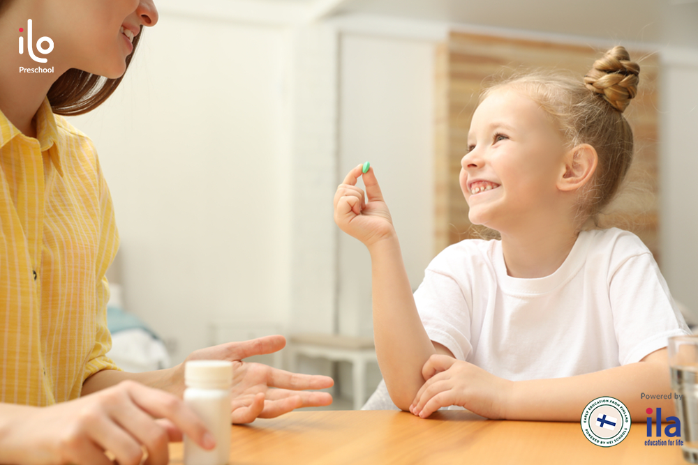 Ngoài thực phẩm, trẻ 2 tuổi cần bổ sung vitamin thiết yếu. 