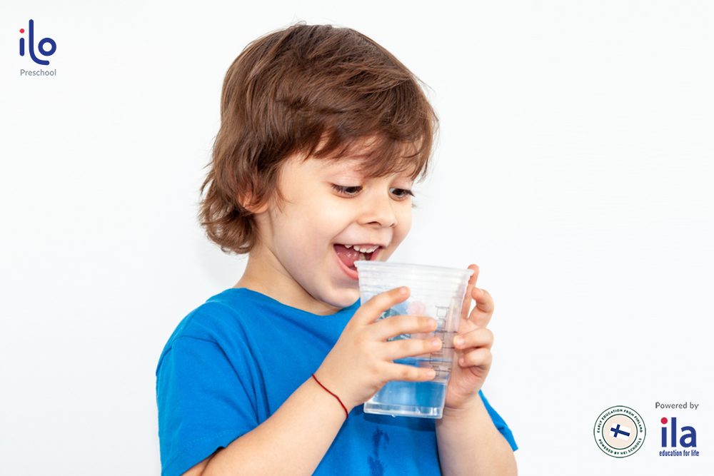 Khuyến khích trẻ 2 tuổi uống nhiều nước. 