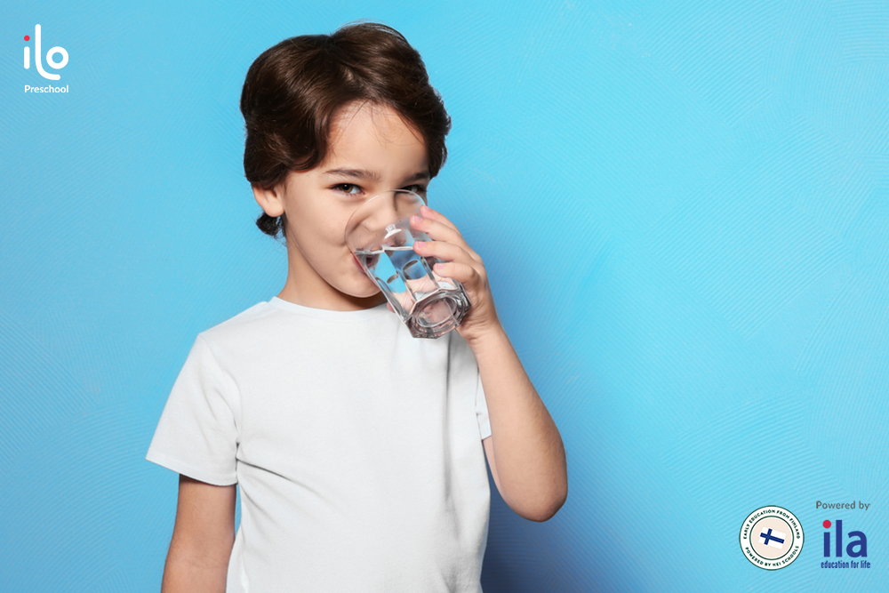 Trẻ cần uống đủ nước